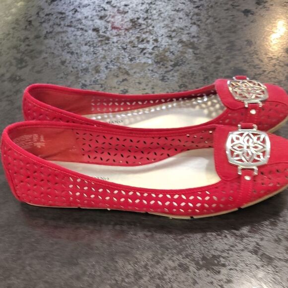 Christian Siriano Red Flats with Ornamental Medallion - Picture 3 of 6